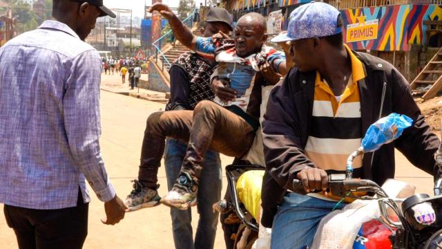 Un hombre herido en una explosión en Bukavu, provincia de Kivu del Sur, República Democrática del Congo el pasado febrero.