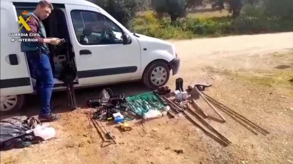 Utensilios de caza aprehendidos al investigado en Guadamur.