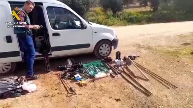 Utensilios de caza aprehendidos al investigado en Guadamur.