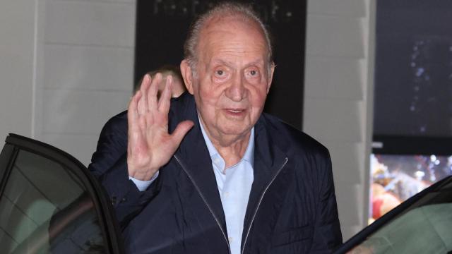 El Emérito Juan Carlos saludando a la prensa, a la salida del restaurante.