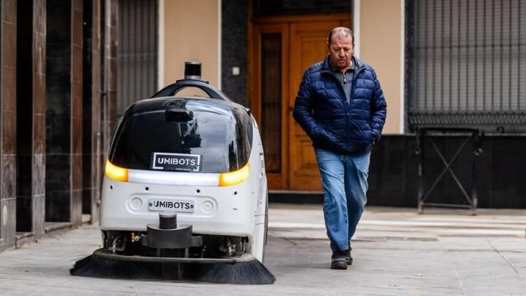 El  robot UmiClean de la startu Umibots, durante sus tareas de limpieza autónomas en una calle.