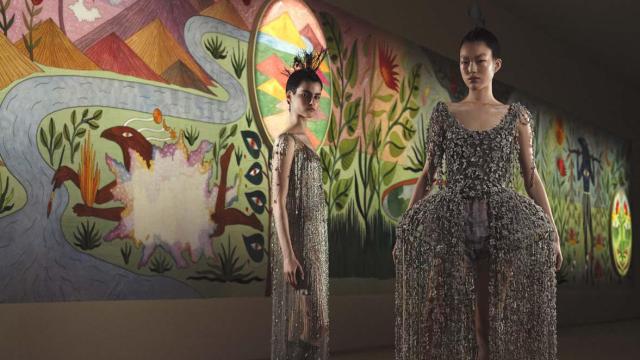 En esta línea de Alta Costura destaca el trabajo de bordado tridimensional de plata bruñida y la crinolina, en su versión moderna y práctica.