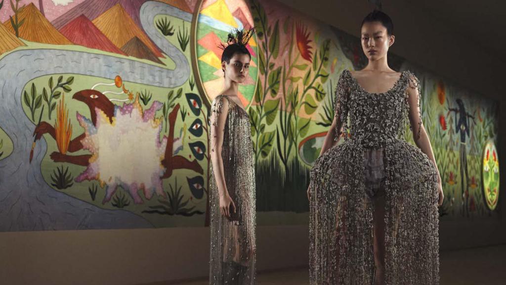 En esta línea de Alta Costura destaca el trabajo de bordado tridimensional de plata bruñida y la crinolina, en su versión moderna y práctica.