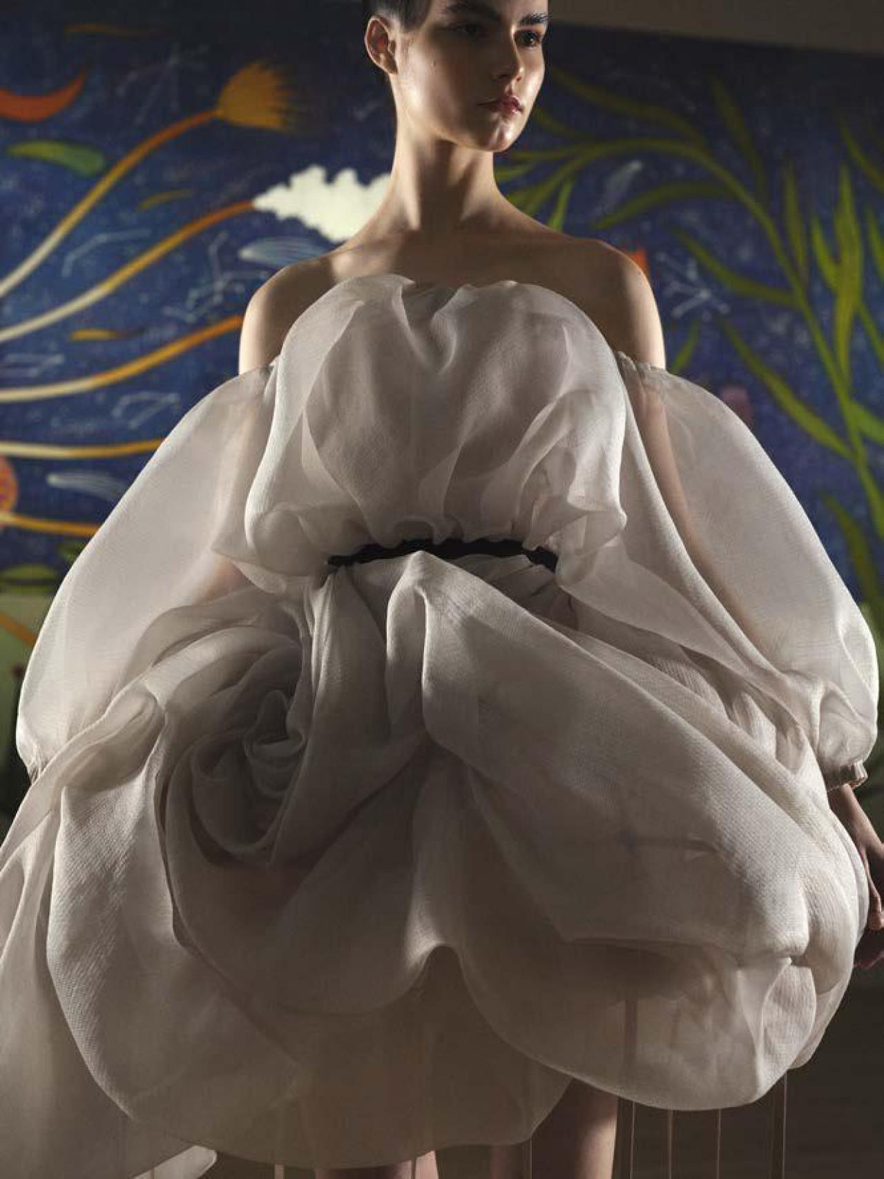 El juego de volúmenes es clave en la colección.