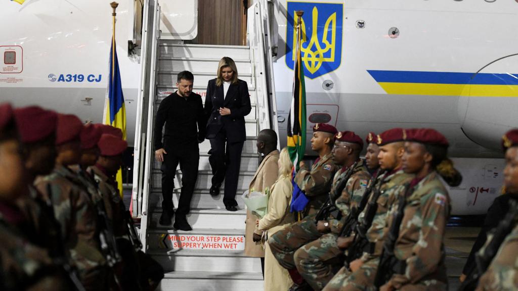 Zelenski, a su llegada a Pretoria, Sudáfrica, acompañado de su mujer.