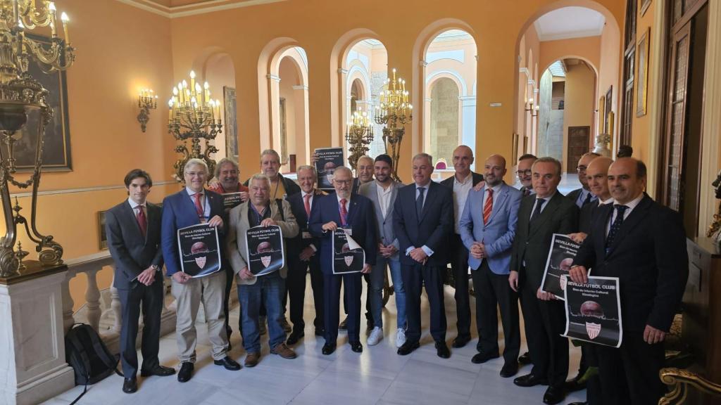 Los portavoces municipales, junto con la asociacio´n que ha propuesto la medida en favor del Sevilla FC.