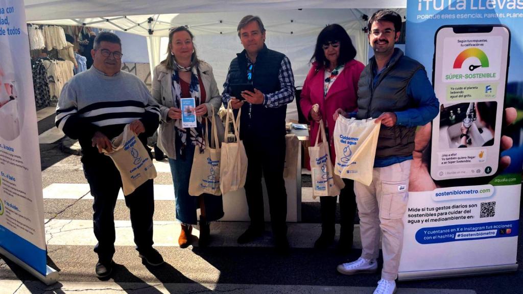 La carpa informativa instalada en el mercadillo de Santa Cruz de la Zarza.