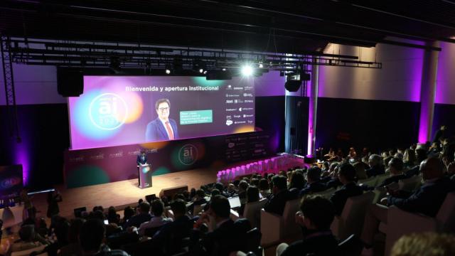 El ministro para la Transformación Digital y de la Función Pública, Óscar López, durante la inauguración del AI Summit 2025 de AMETIC.