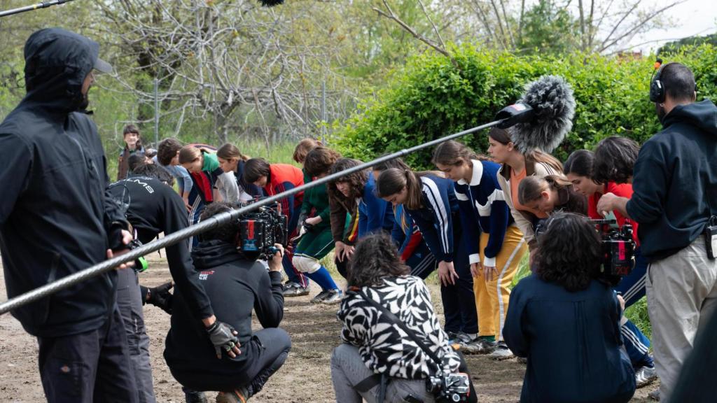 Un momento del rodaje de la película 'Pioneras: solo querían jugar', dirigida por Marta Díaz de Lope Díaz, este lunes en Madrid. EFE/Fernando Villar