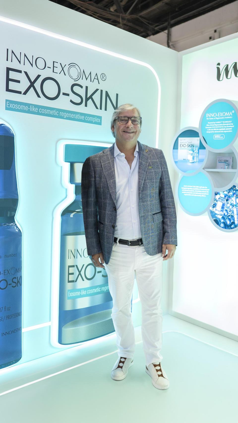 Fernando Bouffard en el 'stand' de Dubai Derma en Dubái.
