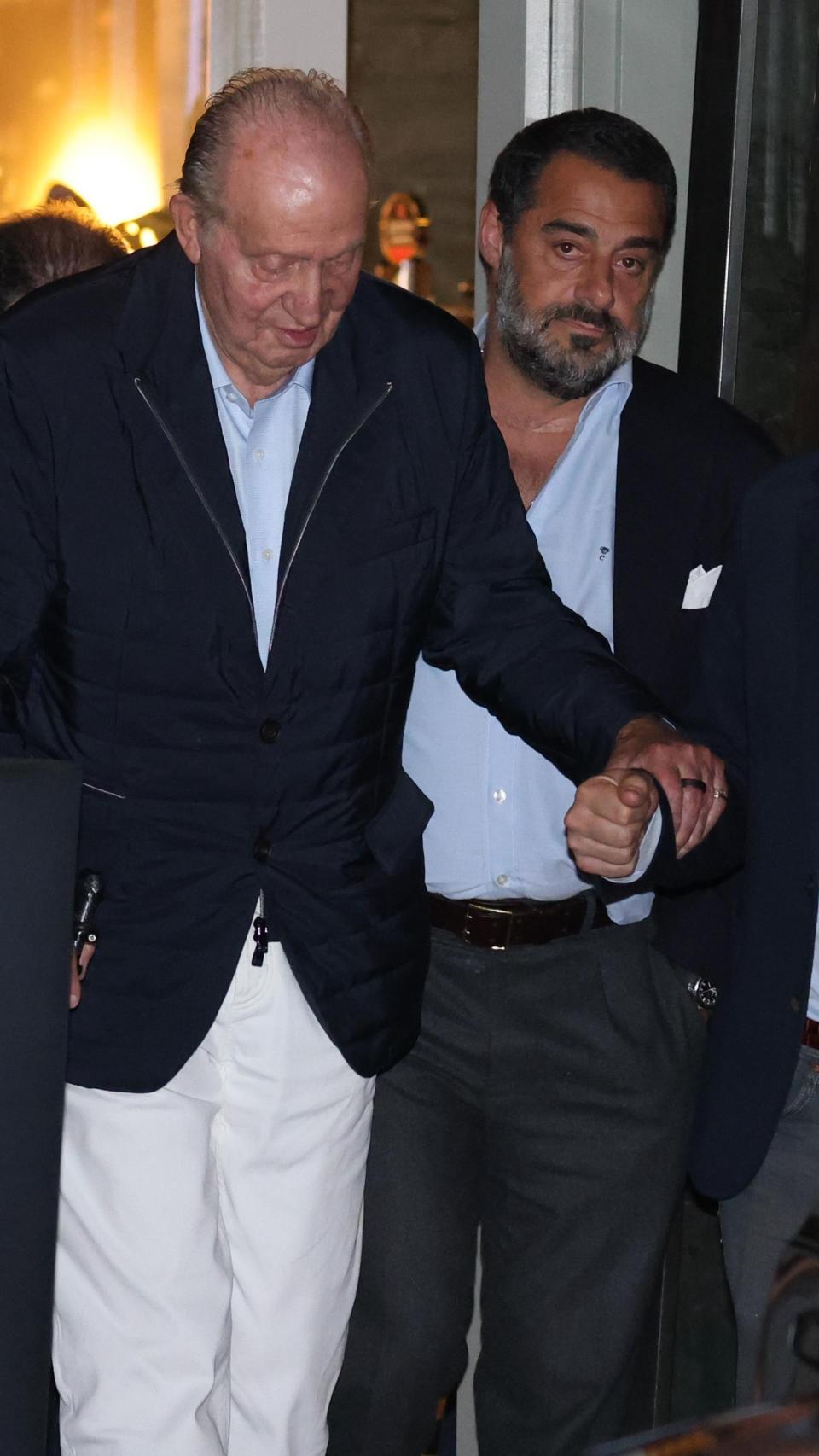 El rey Juan Carlos, en su visita al restaurante D'Berto, en Sanxenxo, el pasado miércoles 24 de abril, acompañado de Vicente Dalmau.