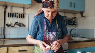 Imagen de archivo de una abuela cocinando.