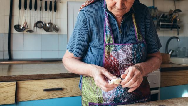 Imagen de archivo de una abuela cocinando.