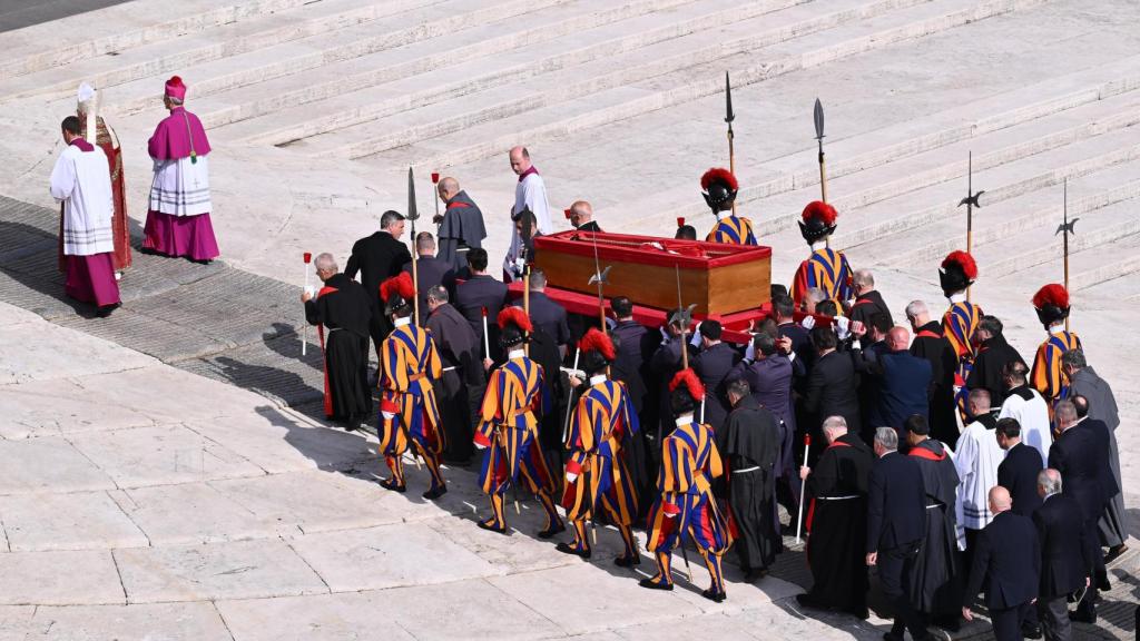 Traslado del ataúd del papa Francisco a la Basílica de San Pedro, en el Vaticano. Europa Press / Domenico Cippitelli