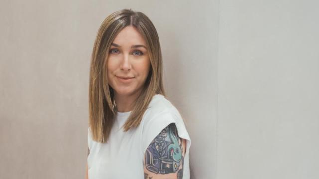 La piloto Cris Lazarraga en una producción con Magas.