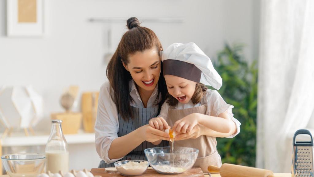 Imagen de archivo de una familia cocinando.