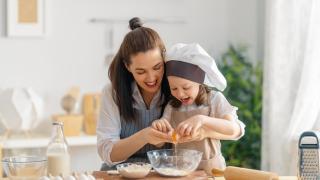 Imagen de archivo de una familia cocinando.