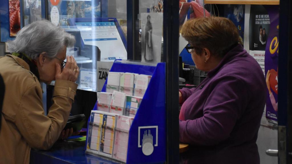 Rosi vendiendo lotería