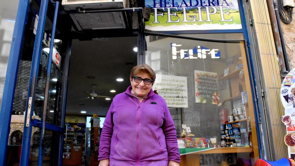 Rosi, en la puerta del quiosco Felipe