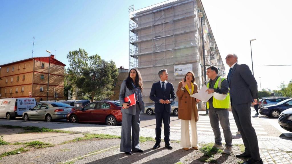 La alcaldesa de Zaragoza, Natalia Chueca, en su visita Balsas de Ebro Viejo, donde se desarrollan trabajos de rehabilitación residencial.