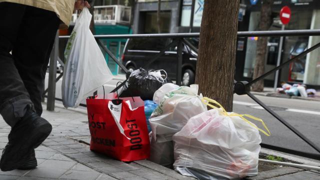 Basura acumulada en una calle de Madrid el martes.