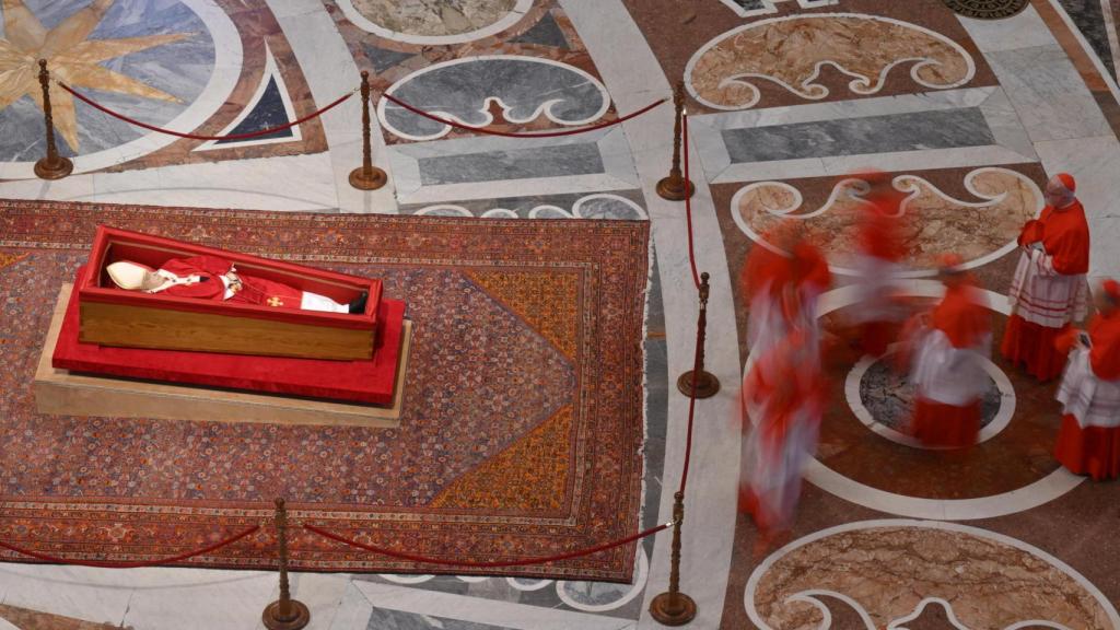 Los cardenales dan el último adiós al Papa Francisco en la basílica de San Pedro.