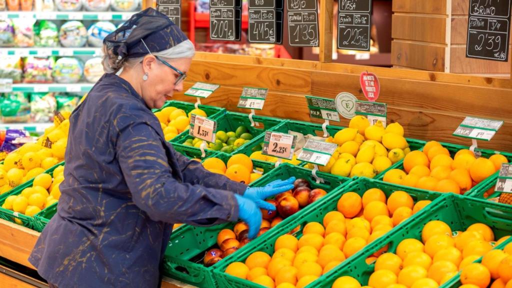 Una trabajadora de Gadis colocando unas frutas