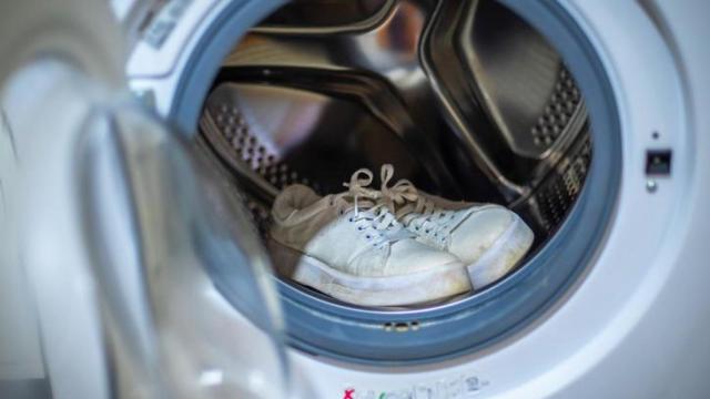 Unas zapatillas blancas en una lavadora.