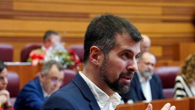 El portavoz del Grupo Socialista en las Cortes, Luis Tudanca, en un pleno de la Cámara
