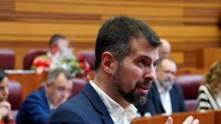 El portavoz del Grupo Socialista en las Cortes, Luis Tudanca, en un pleno de la Cámara