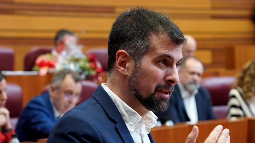 El portavoz del Grupo Socialista en las Cortes, Luis Tudanca, en un pleno de la Cámara
