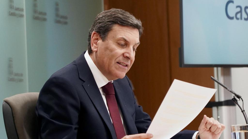 El consejero de Economía y Hacienda y portavoz, Carlos Fernández Carriedo, comparece en rueda de prensa posterior al Consejo de Gobierno.