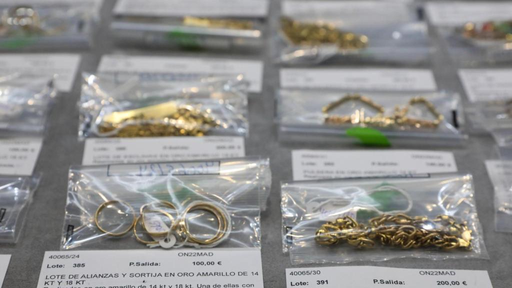 Joyas de oro que componen alguno de los lotes de los objetos que se subastaron en 2022