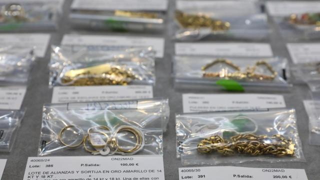 Joyas de oro que componen alguno de los lotes de los objetos que se subastaron en 2022