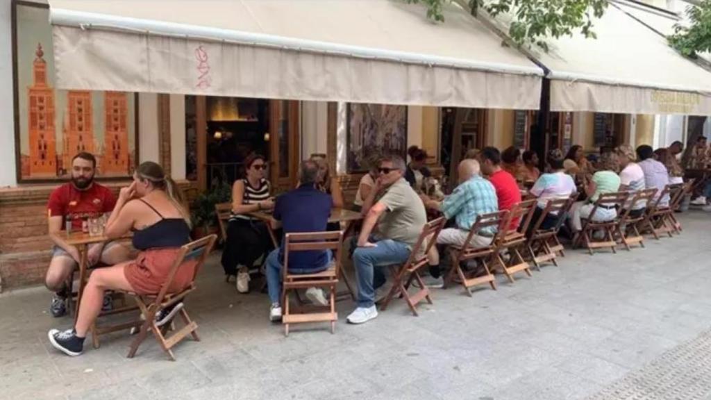 Clientes en la terraza de un bar.
