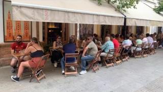 Clientes en la terraza de un bar.