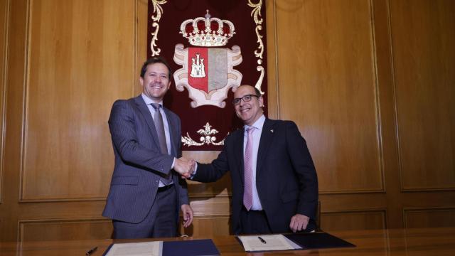 El alcalde de Toledo, Carlos Velázquez, y el presidente de las Cortes, Pablo Bellido.