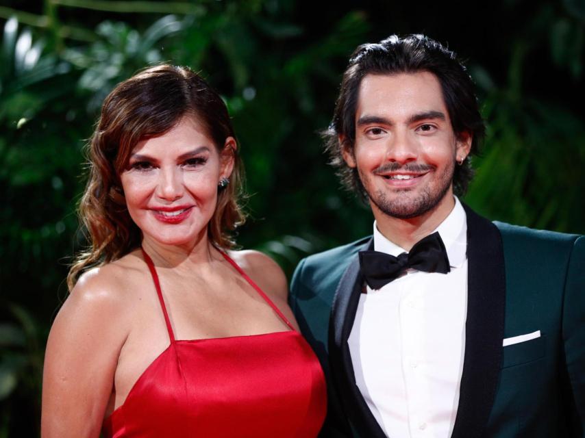 Ivonne Reyes junto a su hijo, Alejandro, en un evento público en Madrid.