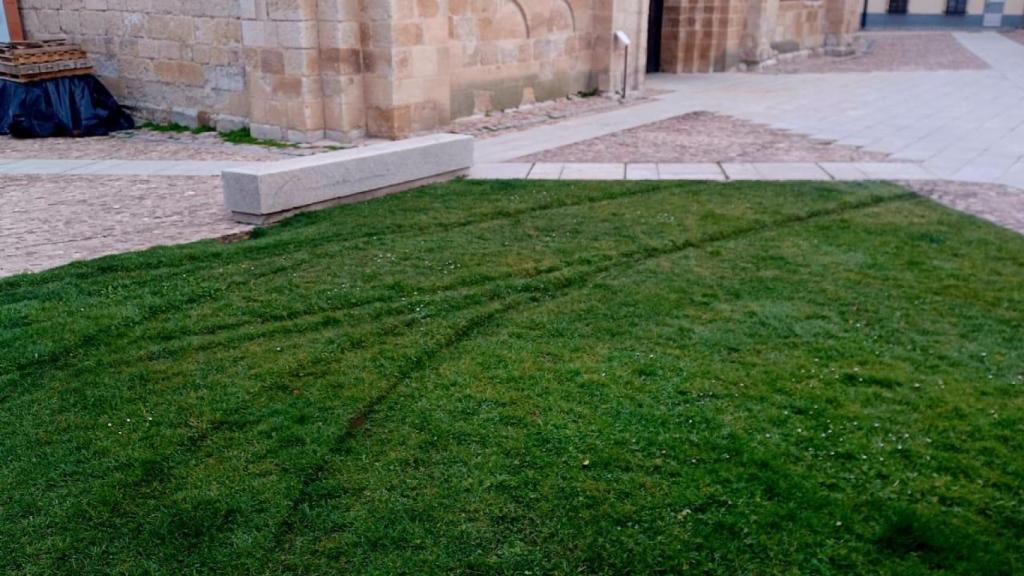 Jardines destrozados en Zamora por aparcar en ellos