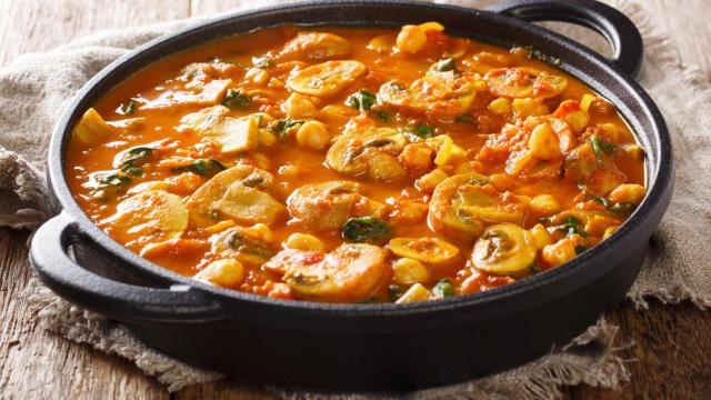 Un guiso de garbanzos con setas, en una imagen de archivo