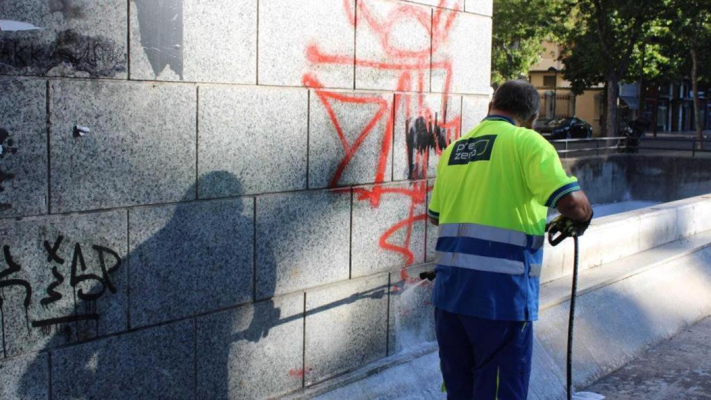 Un operario municipal de Zamora limpiando un grafiti