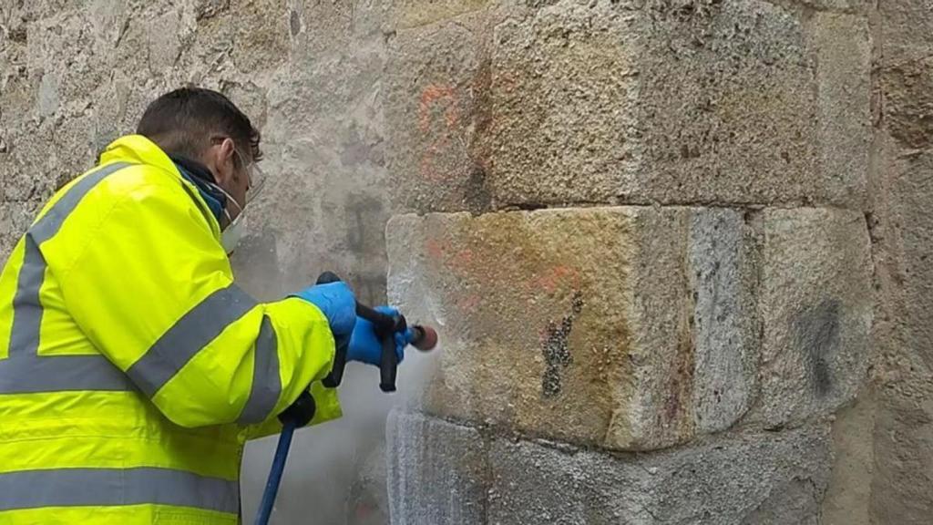 Trabajadores municipales del servicio de limpieza de Zamora eliminando un grafiti