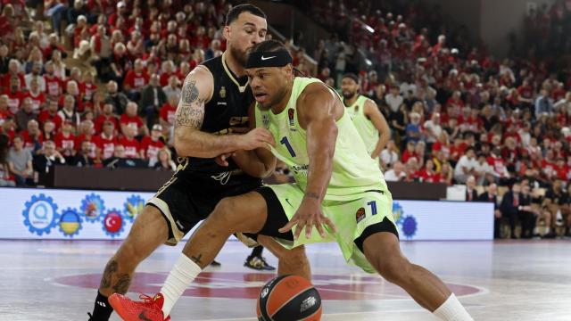 Mike James y Justin Anderson disputando un balón