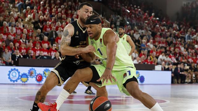 Mike James y Justin Anderson disputando un balón