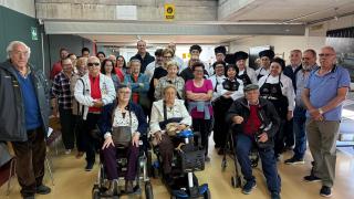 El alcalde de Santa Marta y parte de la  Corporación municipal junto al equipo docente, los alumnos y algunos de  los usuarios del nuevo servicio.