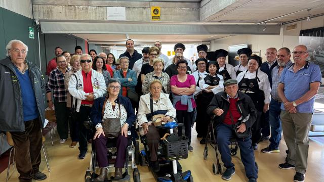 El alcalde de Santa Marta y parte de la  Corporación municipal junto al equipo docente, los alumnos y algunos de  los usuarios del nuevo servicio.