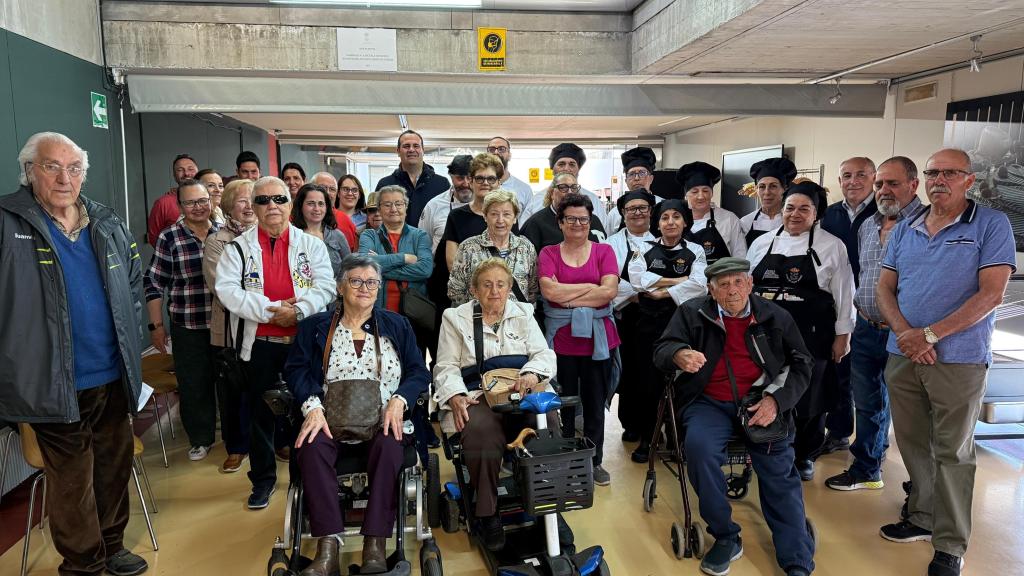 El alcalde de Santa Marta y parte de la  Corporación municipal junto al equipo docente, los alumnos y algunos de  los usuarios del nuevo servicio.