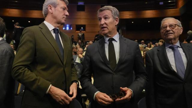 El presidente de la Xunta de Galicia, Alfonso Rueda; el presidente del PP, Alberto Núñez Feijóó; y el expresidente y presidente de Honor de CEOMA, Eduardo Rodríguez, durante la inauguración del XII Congreso Nacional de Organizaciones de Mayores