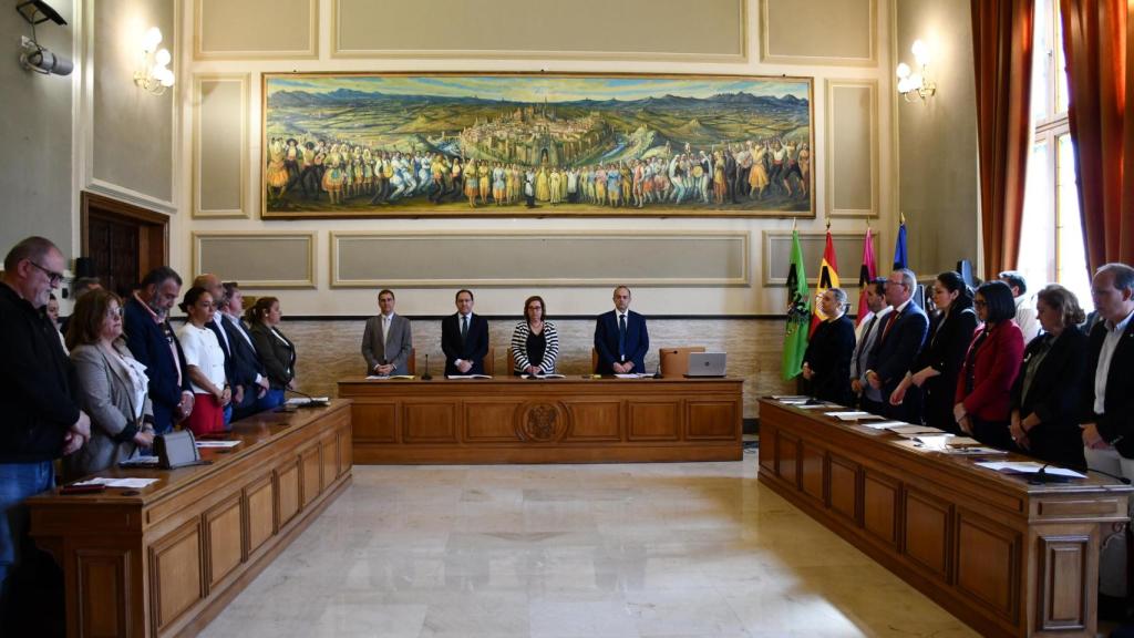 Minuto de silencio en el pleno Diputación de Toledo celebrado este jueves.