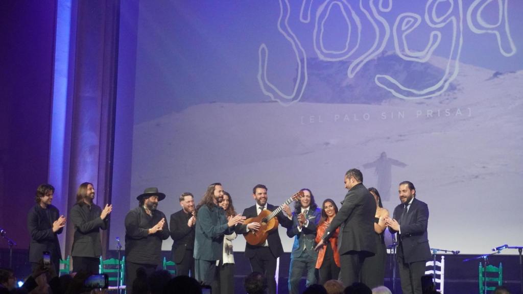 Javier Limón junto al elenco colosal que se ha encargado de crear el nuevo palo de flamenco 'Sosegá'  durante la celebración el 23 de abril. Foto: Gabriel Lavao